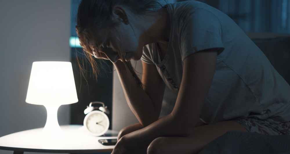 悩んでいる人のイメージ画像