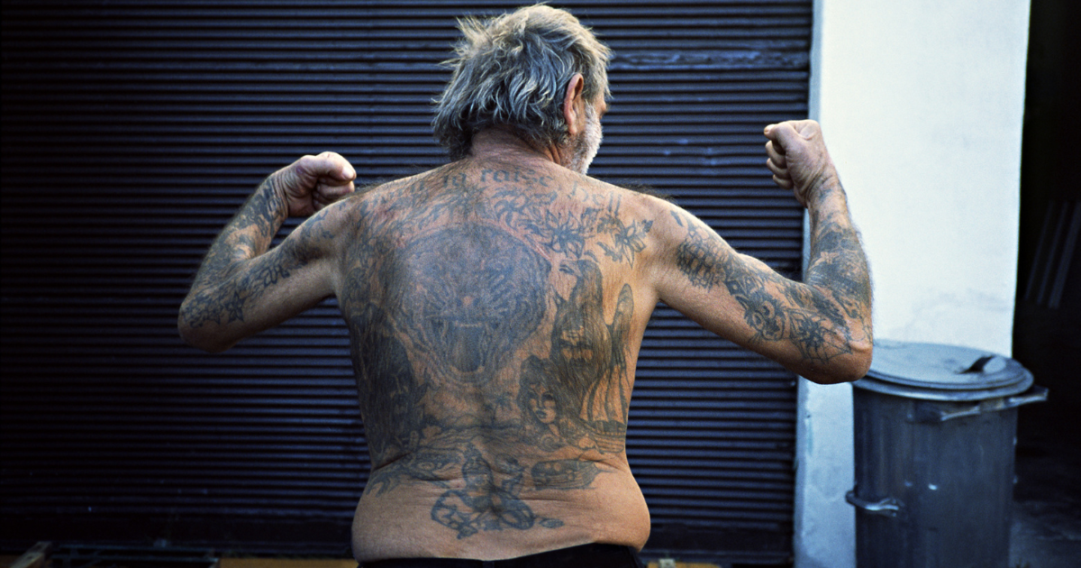 背中一面と腕にタトゥーが入っている男性の画像