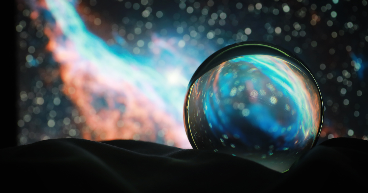 宇宙と水晶玉のイメージ画像